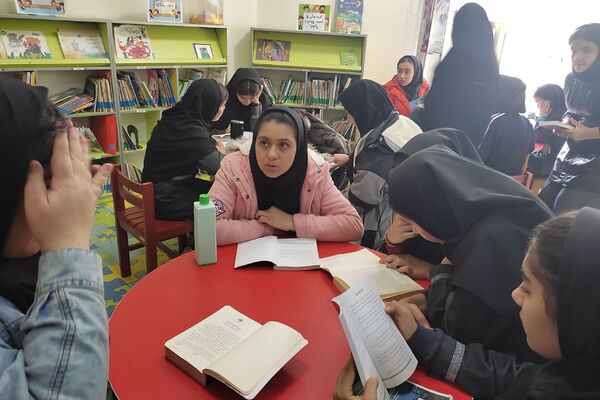 بازدید دانش‌آموزان دبیرستان پویش از کتابخانه عمومی فرهنگسرای کوثر دماوند 