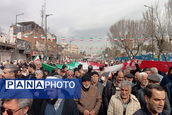 حضور اقشار مختلف مردم شهرری در راهپیمایی ۲۲ بهمن