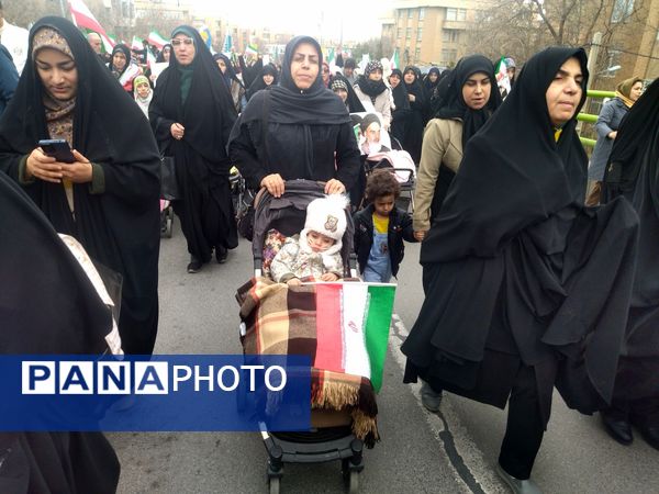 ثبت شکوه انقلاب از قاب دوربین در همدان