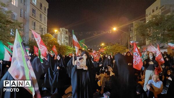 جایگاه پیکر رهبر شهید در تجمعات شبانه برجسته شد