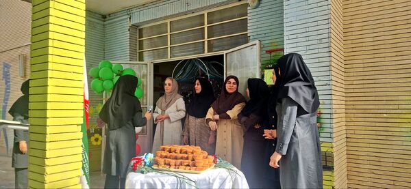 آیین بازگشایی مدارس و استقبال از دانش آموزان در دبیرستان فرزانگان دوره ی اول