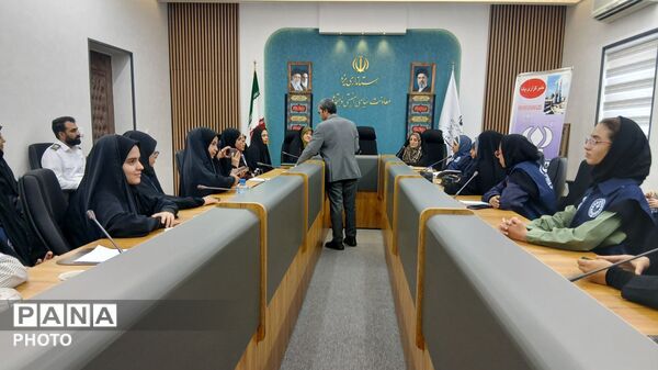 دیدار دانش‌آموزخبرنگاران پانا، با مدیرکل بانوان استانداری یزد