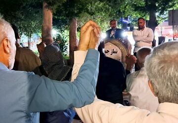 در پرتو نور استغاثه، مردم نظرآباد برای گشایش امور به پیشگاه حق نماز می‌خوانند