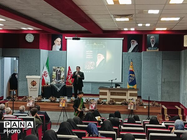 مراسم بزرگداشت رهبر شهید در دبیرستان فرزانگان ۴ در ناحیه یک مشهد  