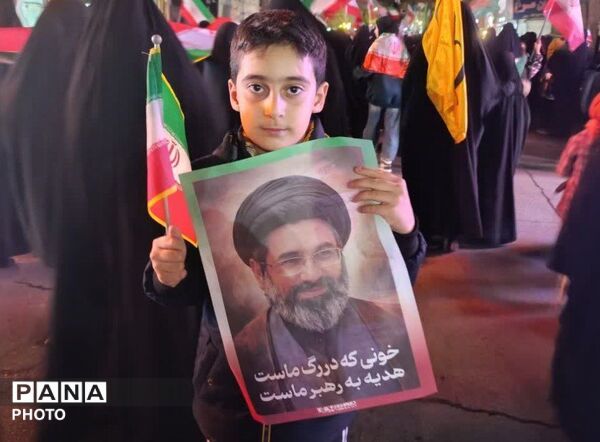 حضور کودکان غیور دهه نودی در راهپیمایی هر شب