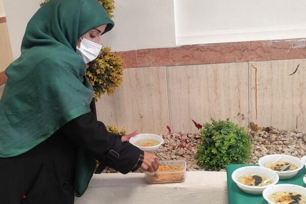 برپایی ایستگاه صلواتی و سفره حضرت فاطمه زهرا (س) در دبستان بنت‌الهدی فیروزکوه