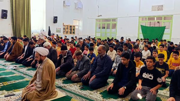  اقامه نماز جماعت و بازدید صمیمی از اعتکاف پسران در خلیل آباد