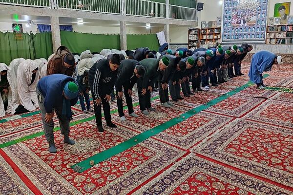 آخرین روز از اعتکاف دانش آموزی انس با خدا  در مسجد جامع شهر بار نیشابور