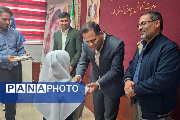 مراسم تقدیر از دانش‌آموزان فعال شورا در شهرستان ملارد