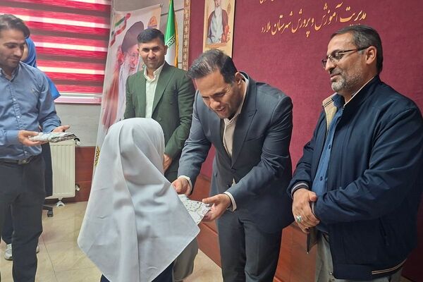 مراسم تقدیر از دانش‌آموزان فعال شورا در شهرستان ملارد