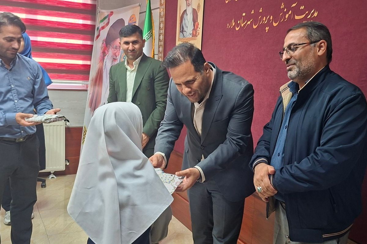 مراسم تقدیر از دانش‌آموزان فعال شورا در شهرستان ملارد