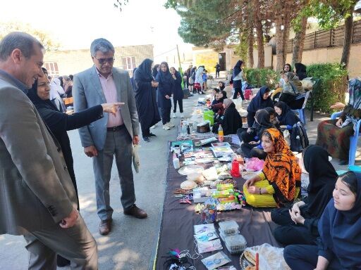 نمایشگاه هنرهای دستی و نمایشگاه کسب و کار دانش‌آموزی در هنرستان ثمین شهرستان سملقان