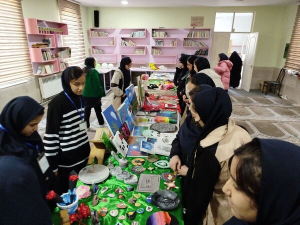 نمایشگاه هنری دانش‌آموزان مدرسه شهید قنبری لاله