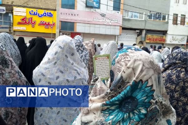 صفوف به‌هم پیوسته نمازگزاران در قروه