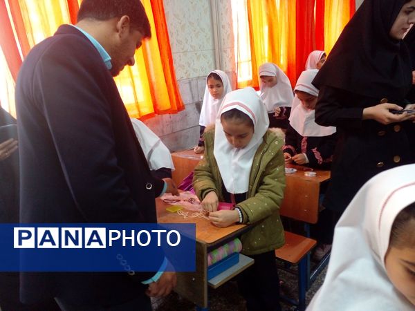  بازارچه کار آفرینی و دست سازه‌های دانش‌آموزی در دبستان دخترانه هدی
