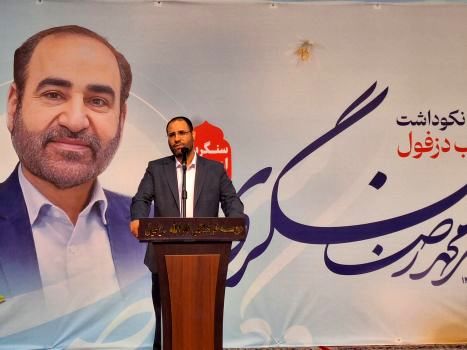 معلم علمدار مبارزه با جهل و میاندار روشنایی است