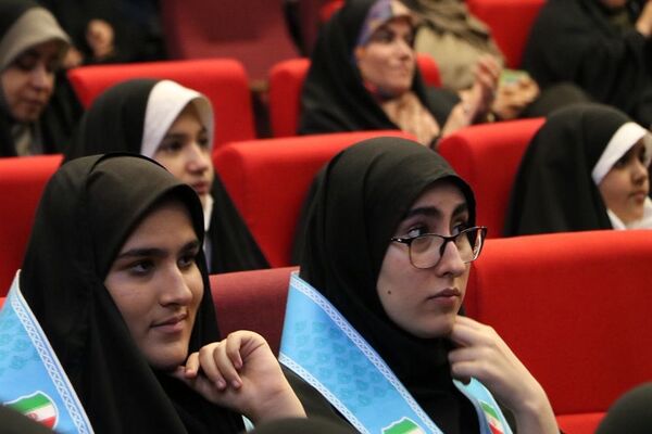 تقدیر از دانش‌آموزان برتر حوزه فرهنگی و هنری در آموزش و پرورش ناحیه یک شهرری