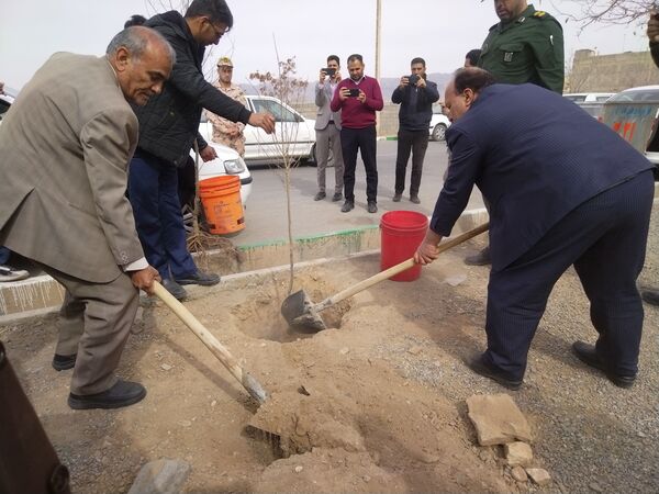 مراسم درخت کاری در مدرسه پویندگان فرهنگ شهرستان خلیل آباد 