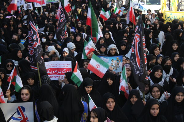 حضور پرشور دانش آموزان زنجانی در راهپیمایی ۱۳ آبان