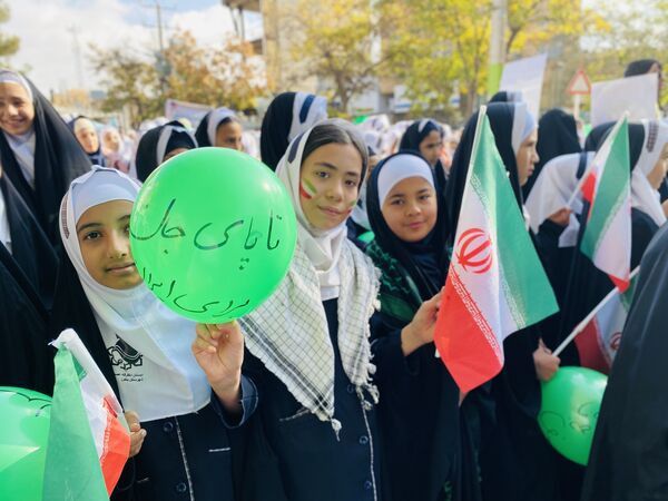 همبستگی نسل امروز با آرمان‌های انقلاب در راهپیمایی ۱۳ آبان باخرز