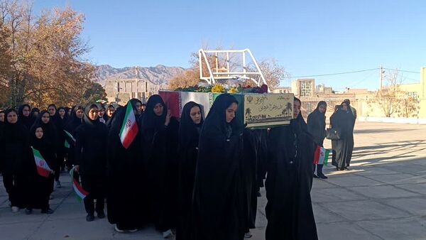 حضور شهید گمنام در دبیرستان دخترانه حضرت زینب(س) شهرستان بهاباد