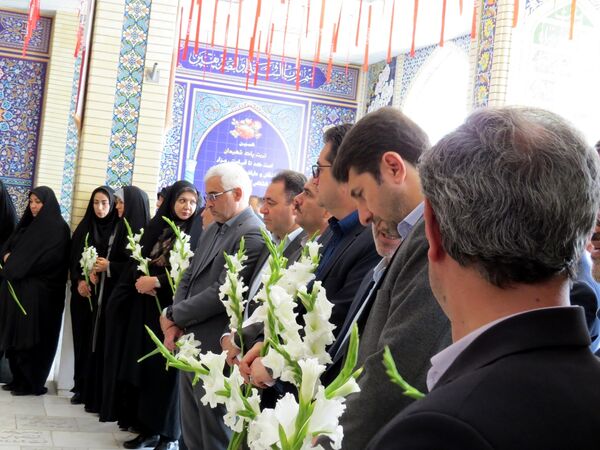 گلباران مزار شهدای دانش‌آموز و معلم در بجنورد