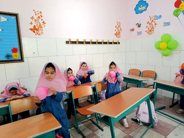 «انگشتر خوشحالی» نماد جشن روز کودک در دبستان شهید هادی آریایی ناحیه یک یزد