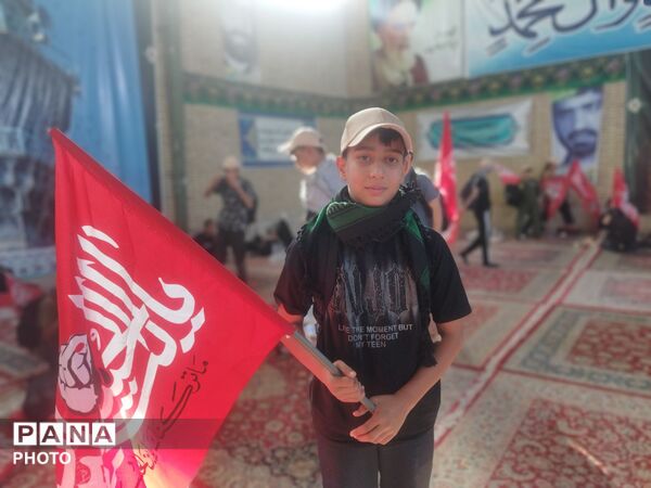 پیاده روی امام رضا (ع) با حضور پر شور دانش آموزان نیشابور در کاروان دانش آموزی