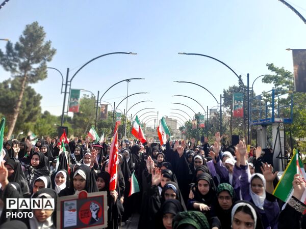 حماسه سرود 1000نفری دانش‌آموزان ناحیه ۴ کرج در بزرگداشت رهبر شهید
