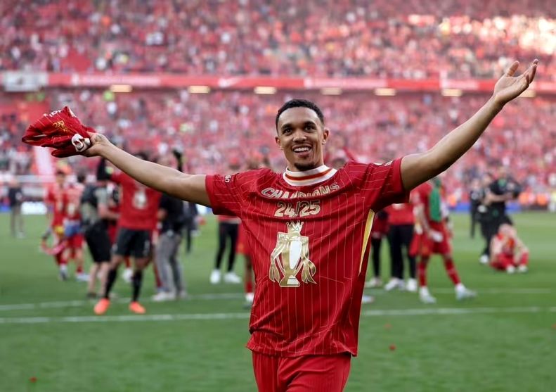 پرواز ترنت الکساندر آرنلود  از آشیانه لک‌لک‌های آنفیلد به مقصد رئال