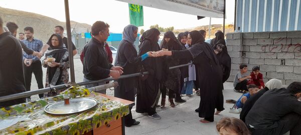 پذیرایی از زائران اربعین حسینی در مواکب پل سیمره ورودی شهرستان هلیلان 