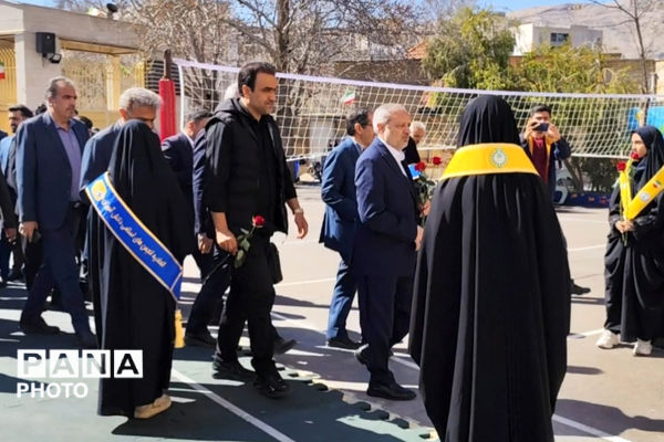 وزیر آموزش و پرورش میهمان دانش‌آموزان مدرسه شاهد دالکی