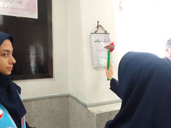 زنگ انقلاب در مدرسه بنت‌الهدی صدر با حضور مسئولین نواخته شد 