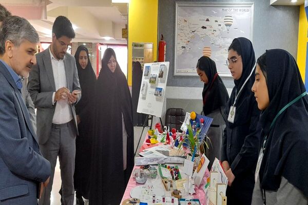 مراسم تجلیل از همیار معلم‌های نمونه دبیرستان آرمیتا مصلی نژاد