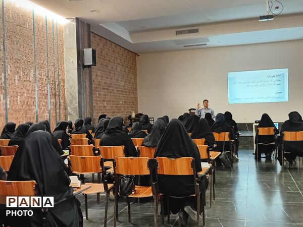تقویت مهارت‌های تخصصی فرهنگیان مهریز در دبیرستان شکیب