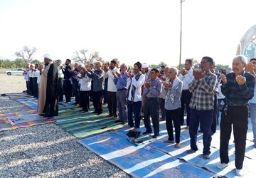 برگزاری نماز عید قربان در گلزار شهدای گمنام احمدی 