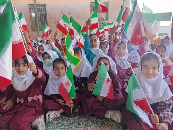 حماسه ۱۳ آبان در دبستان شهید تنیده 