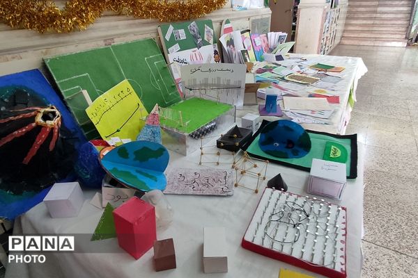 نمایشگاه دست سازه‌های دانش آموزی در دبستان پانزده خرداد ناحیه دو شهرری 