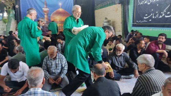 پیاده‌روی زائران در دهه پایانی ماه سفر جاده قدیم نیشابور به سمت مشهد