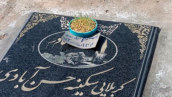 دلتنگی و حضور مردم روستای حسن آباد بلهر بر سر مزار شهیدان و عزیزانشان  