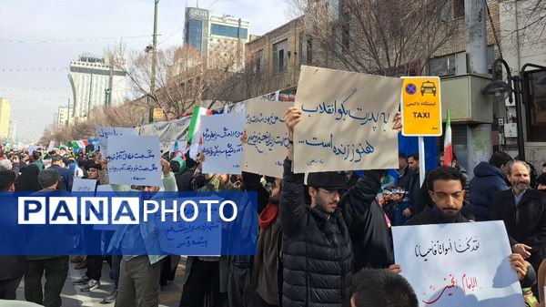 حضور پرشور مردم مشهد در راهپیمایی ۲۲بهمن 