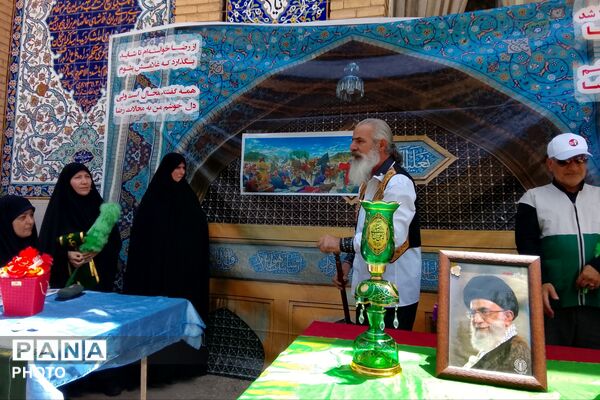 حضور خادمان امام رضا (ع) در حاشیه نماز جمعه و مراسم بدرقه رهبر شهید انقلاب
