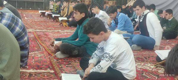 اعتکاف دانش‌آموزان روستای گونبرف در برف یک متری