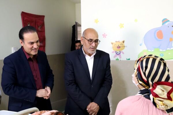عیادت مدیرکل آموزش و پرورش استان از دانش‌آموزان بستری در بخش آنکولوژی و خون بیمارستان شهید صدوقی 