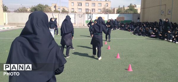 اجرای مسابقات ورزشی در دبیرستان پدران آسمانی 