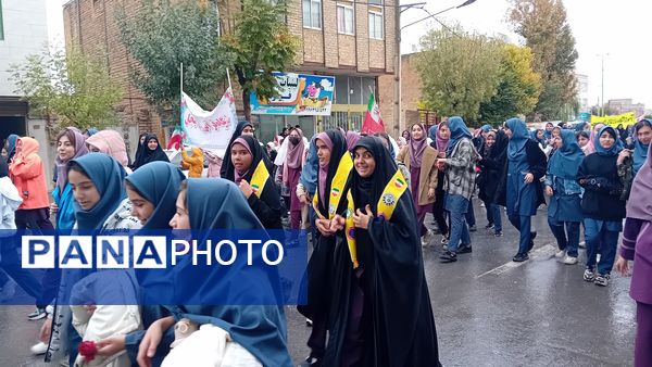 حماسه‌آفرینی دانش‌آموزان کمیجانی در راهپیمایی۱۳ آبان 