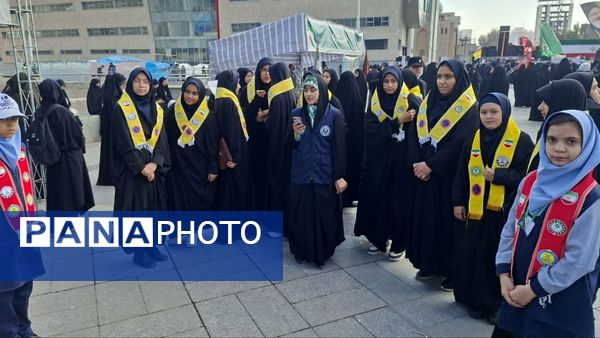 حضور پرشور دانش آموزان پیشتاز مشهدی در راهپیمایی یوم الله ۱۳ آبان