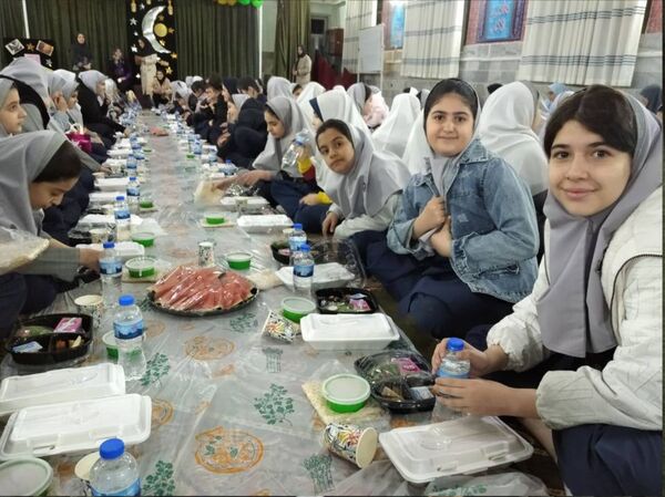 برپایی ضیافت افطاری در دبستان آزادی 