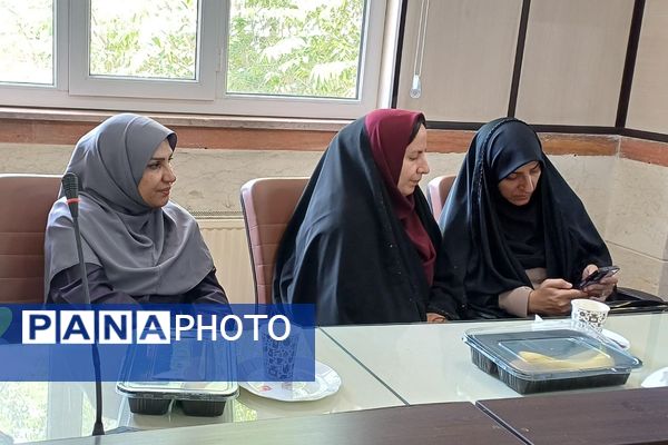 تقدیر از مراقبین سلامت و ارگان‌های مرتبط با حوزه سلامت در اداره آموزش و پرورش شهریار 