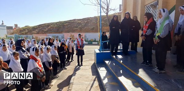 تقدیراز مربی پرورشی مدرسه فاطمه الزهرا(س) در هفته امور تربیتی